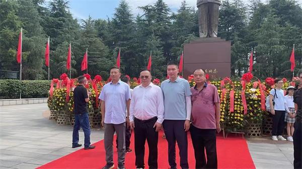 董事長(zhǎng)周剛陪同客戶參觀湖南長(zhǎng)沙毛主席紀(jì)念館。